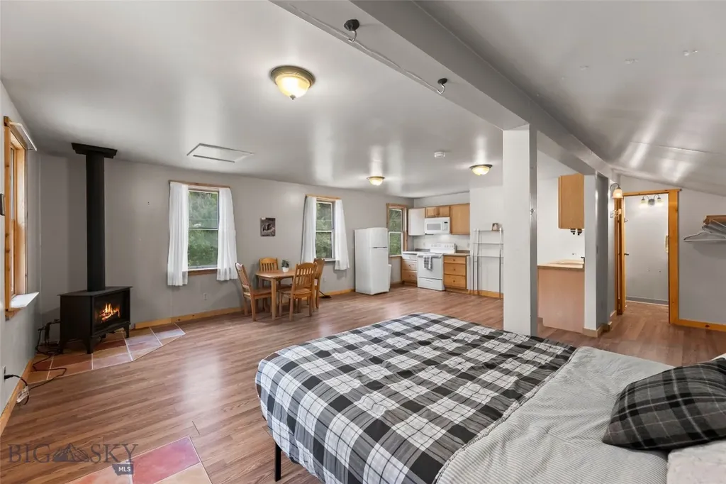 537 Jardine Road Jardine MT 59030