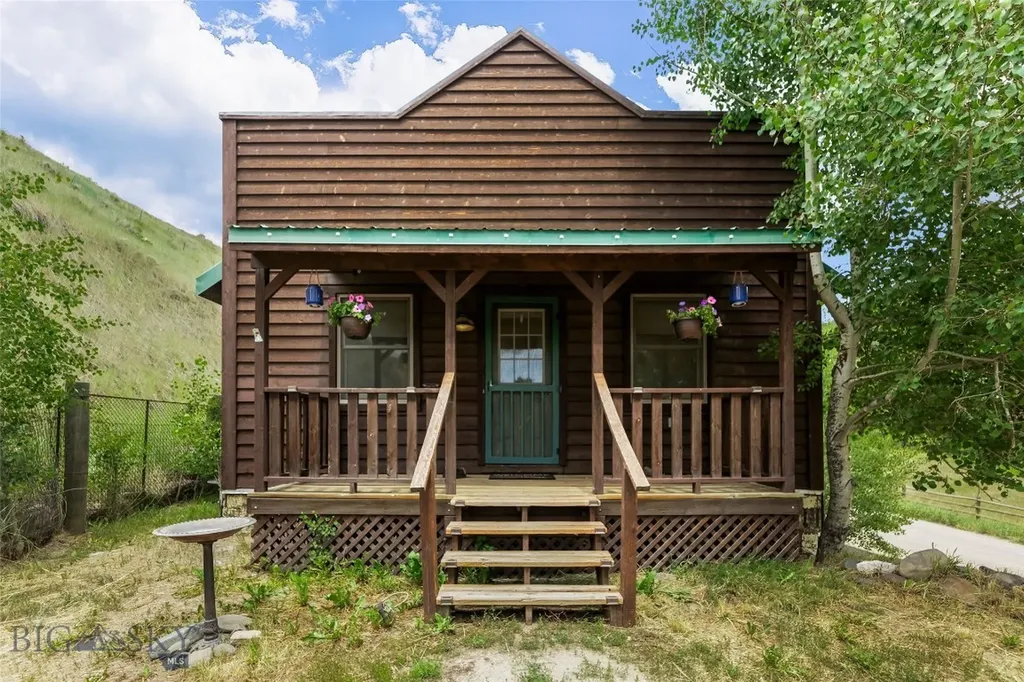 537 Jardine Road Jardine MT 59030