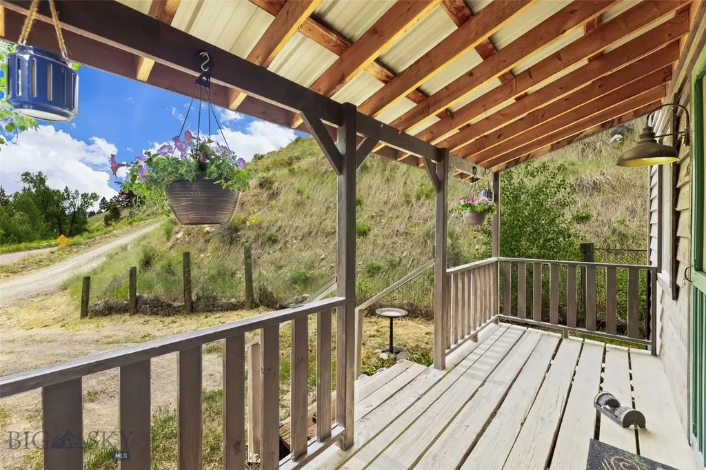 537 Jardine Road Jardine MT 59030