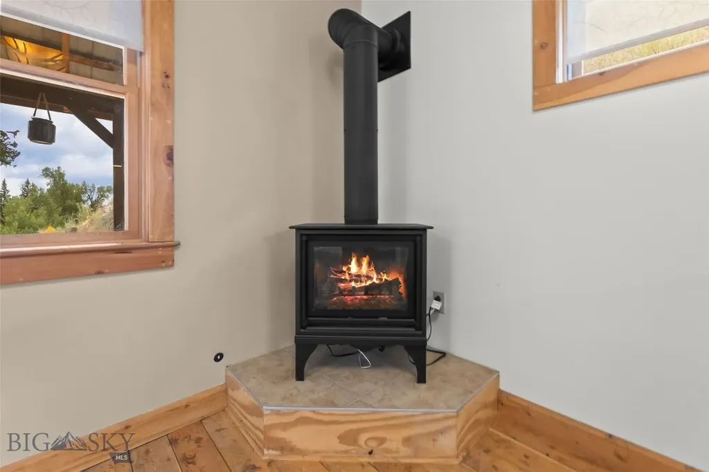 537 Jardine Road Jardine MT 59030