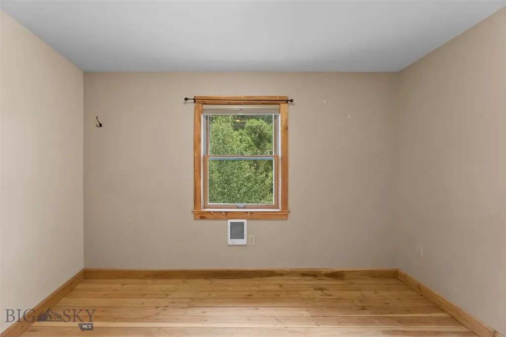 537 Jardine Road Jardine MT 59030