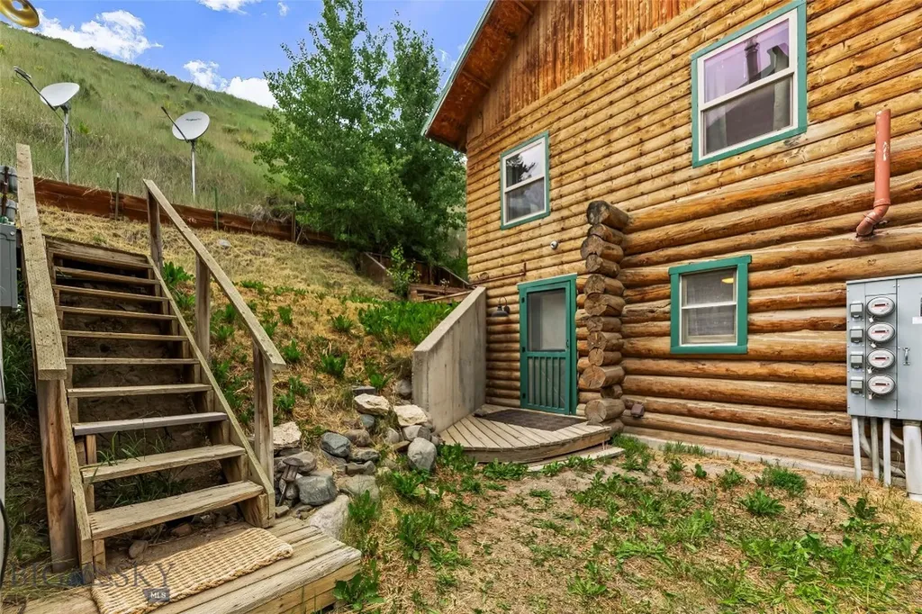 537 Jardine Road Jardine MT 59030