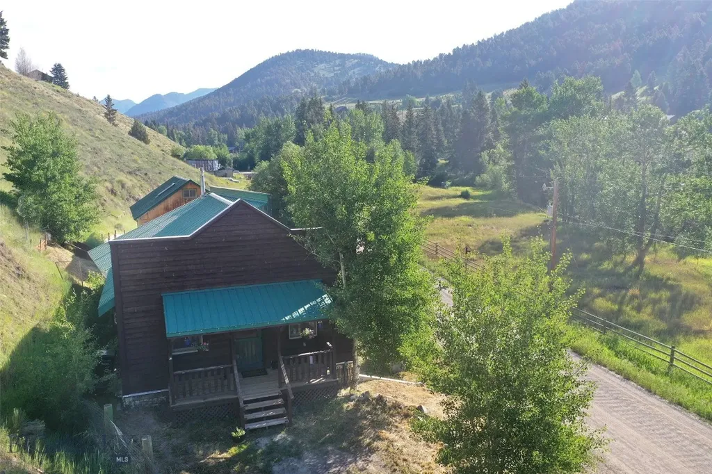 537 Jardine Road Jardine MT 59030