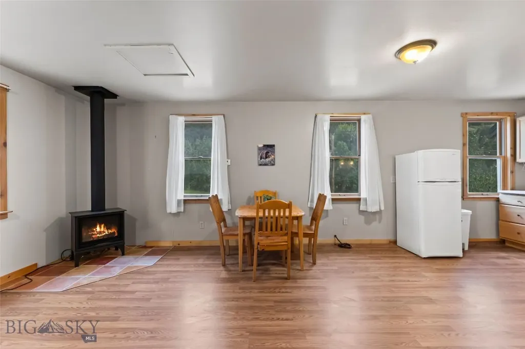 537 Jardine Road Jardine MT 59030