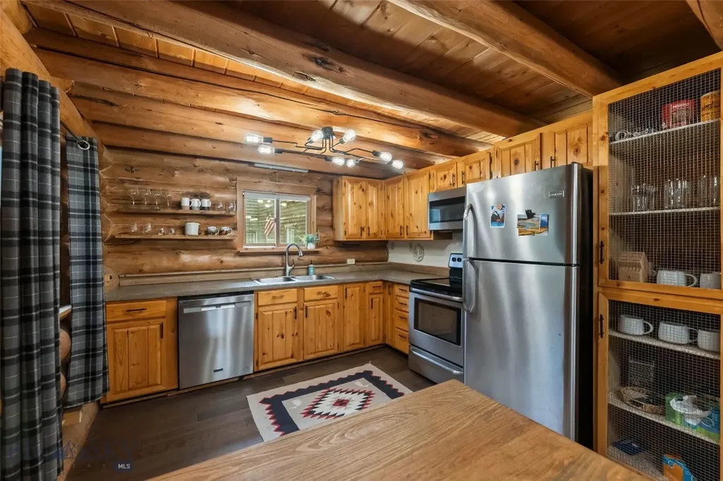 537 Jardine Road Jardine MT 59030