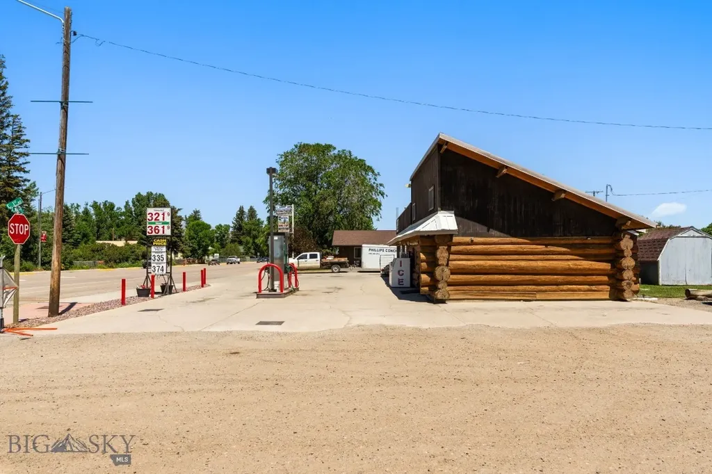 323 & 325 S Main Street Twin Bridges MT 59754