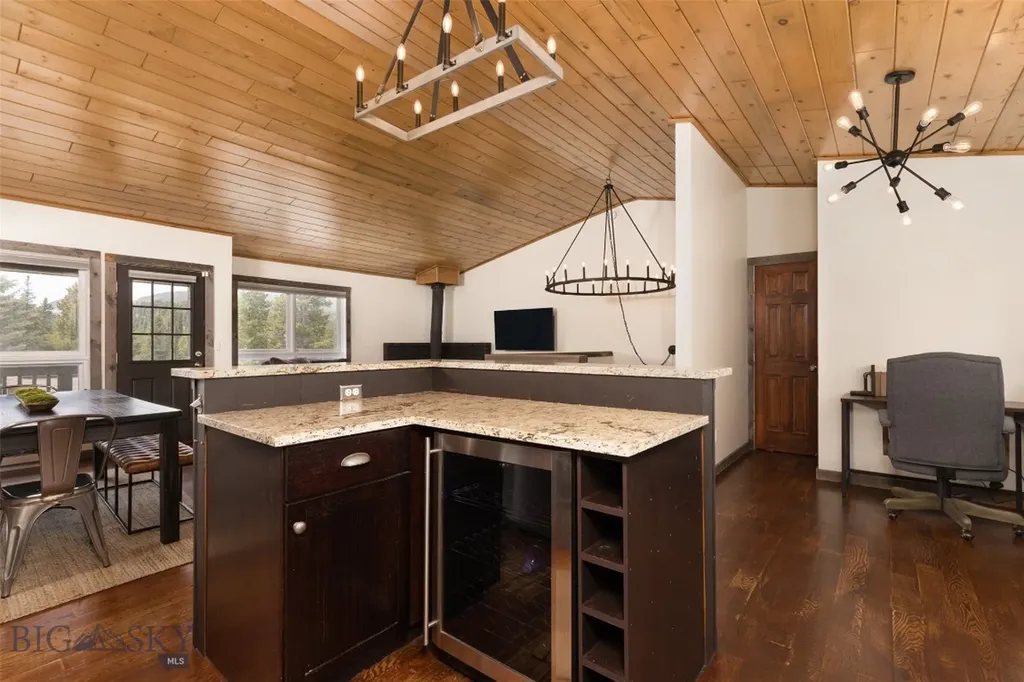 32 Rose Hip Circle Big Sky MT 59716