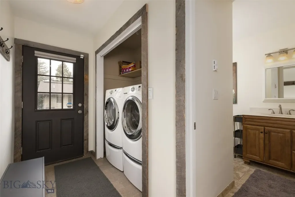 32 Rose Hip Circle Big Sky MT 59716