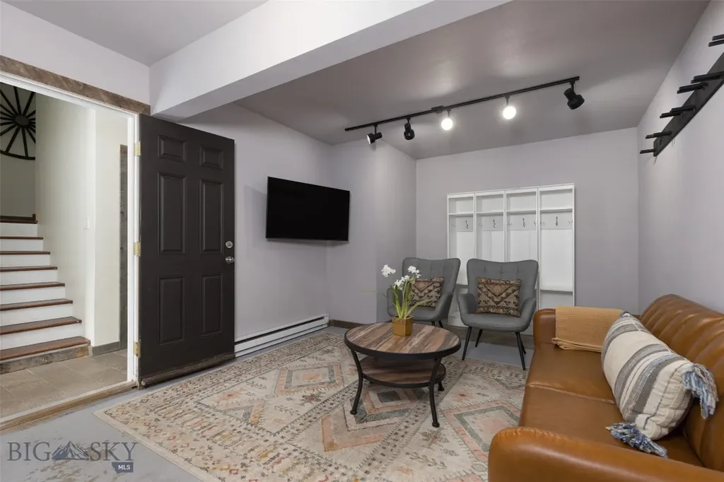 32 Rose Hip Circle Big Sky MT 59716