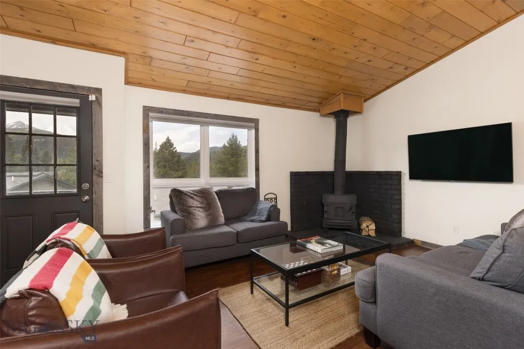 32 Rose Hip Circle Big Sky MT 59716