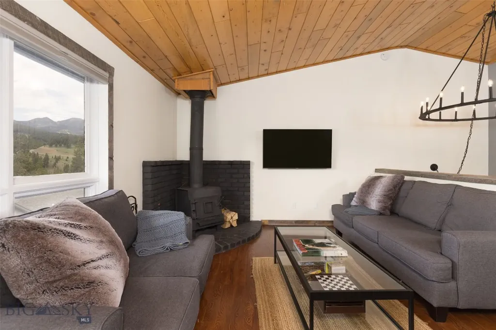 32 Rose Hip Circle Big Sky MT 59716