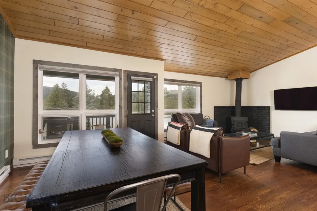 32 Rose Hip Circle Big Sky MT 59716