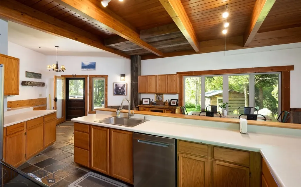 495 Jardine Road Gardiner MT 59030