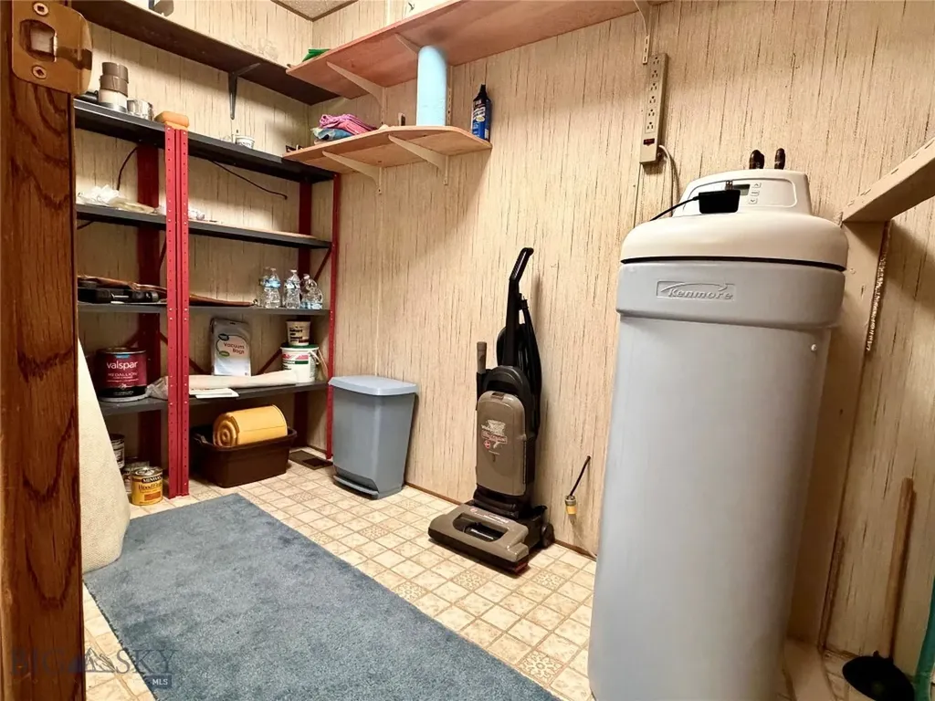 28 W Shore Road Babb MT 59411