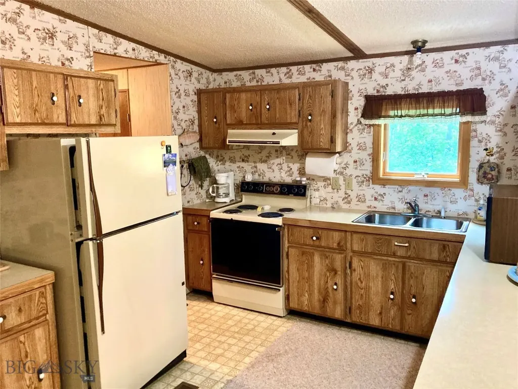 28 W Shore Road Babb MT 59411