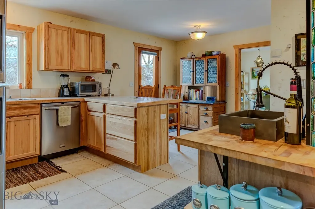 402 2nd Avenue N Clyde Park MT 59018