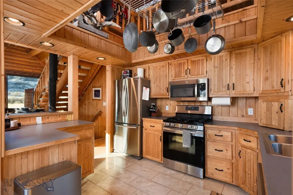198 E River Road Emigrant MT 59027