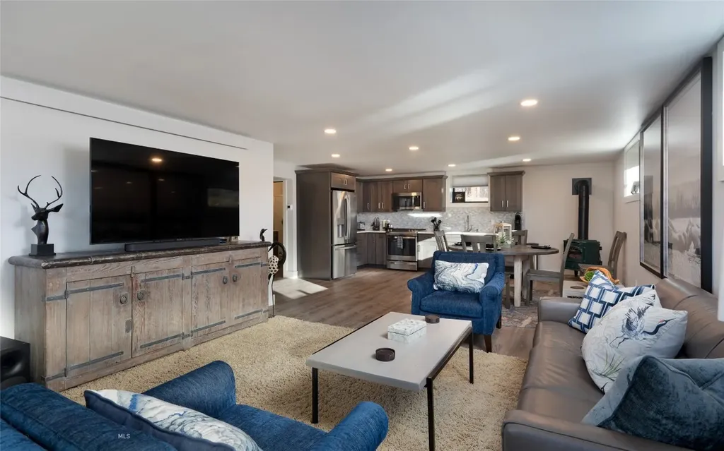 198 E River Road Emigrant MT 59027