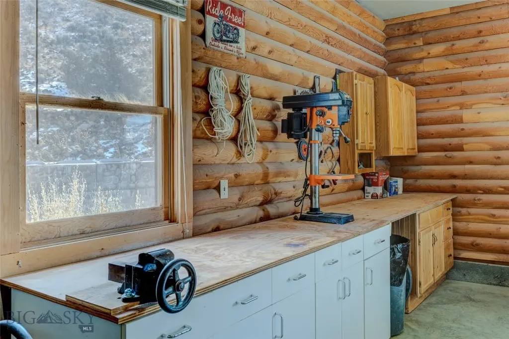 198 E River Road Emigrant MT 59027