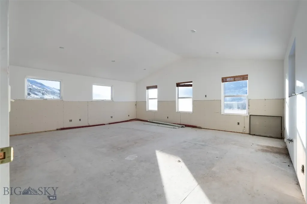 198 E River Road Emigrant MT 59027