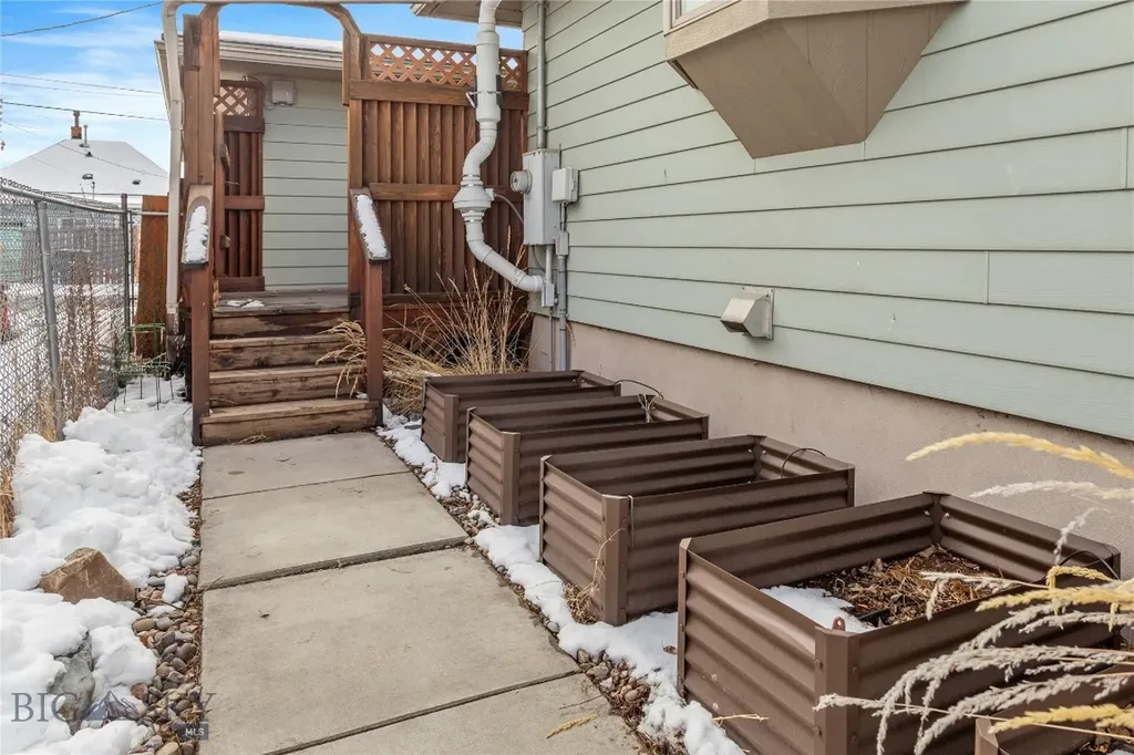 1920 Aberdeen Butte MT 59701