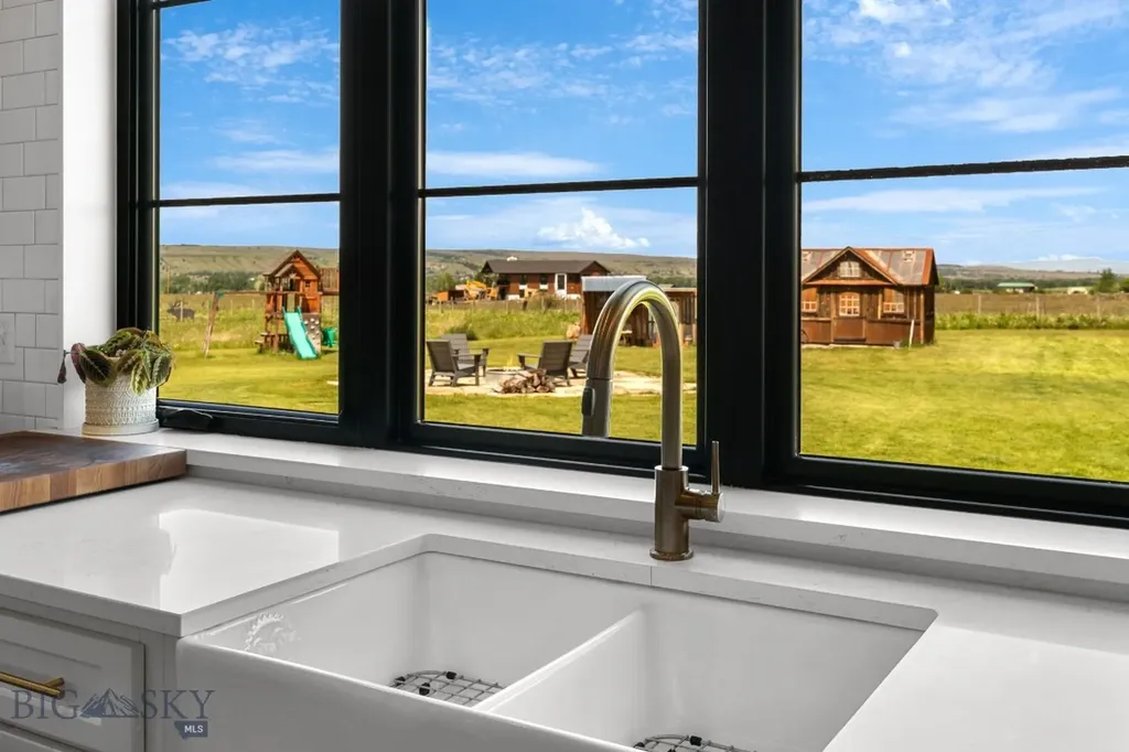 37 Cinnamon Bear Court Gallatin Gateway MT 59730