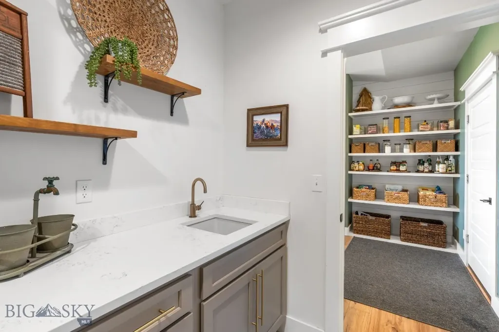 37 Cinnamon Bear Court Gallatin Gateway MT 59730
