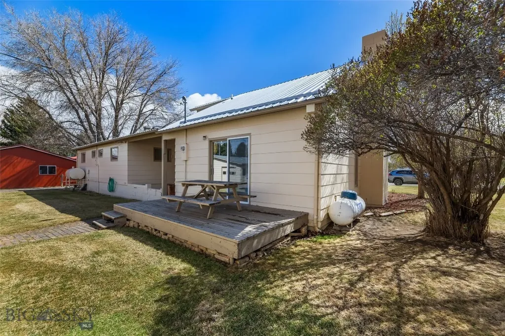200 E Armitage Ennis MT 59729