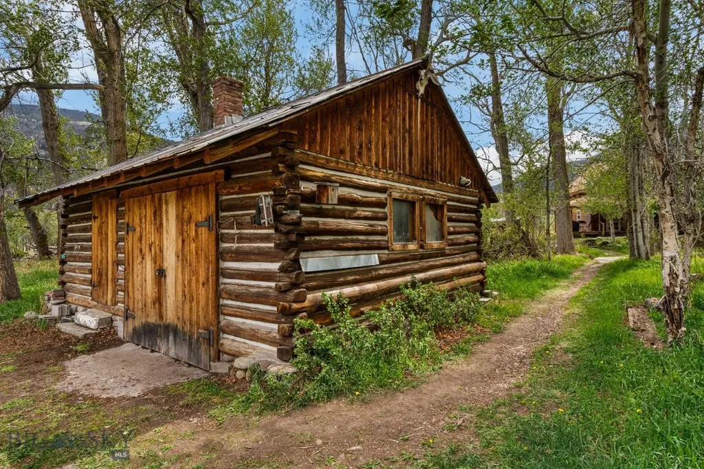 9 Grizzly Meadow Road Emigrant MT 59027
