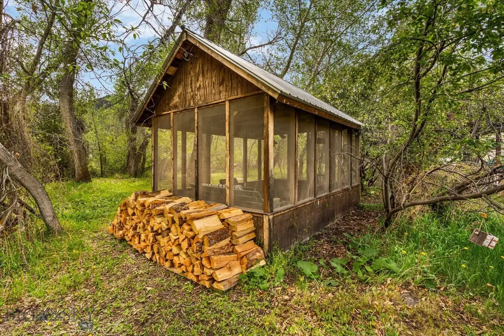 9 Grizzly Meadow Road Emigrant MT 59027