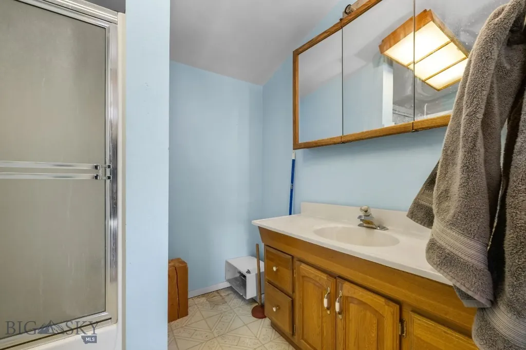 104 W 4th Twin Bridges MT 59754