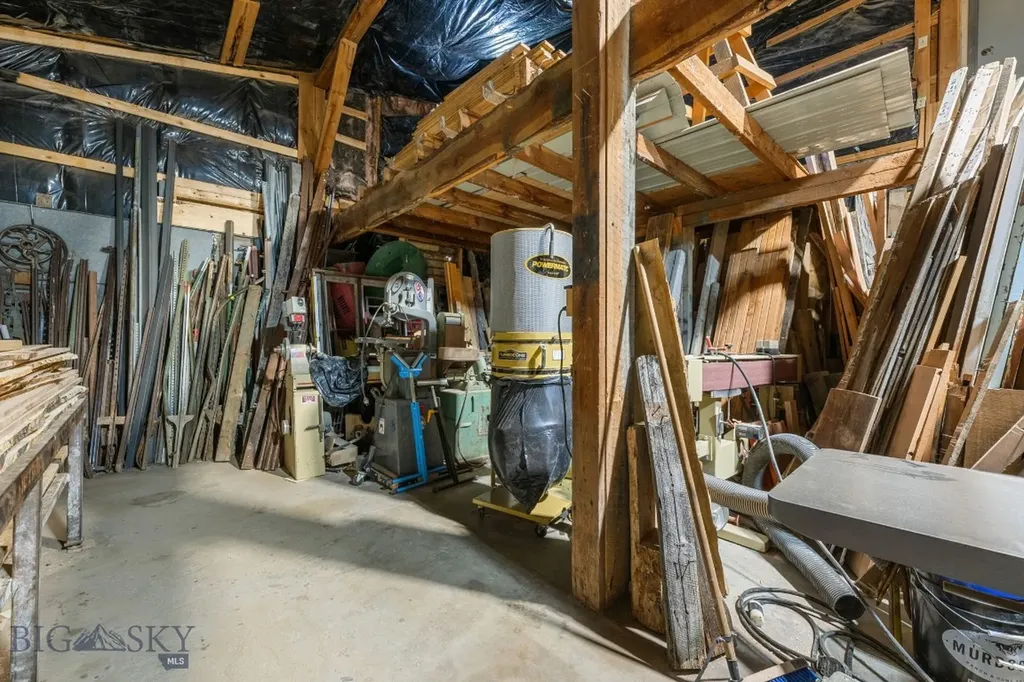 104 W 4th Twin Bridges MT 59754