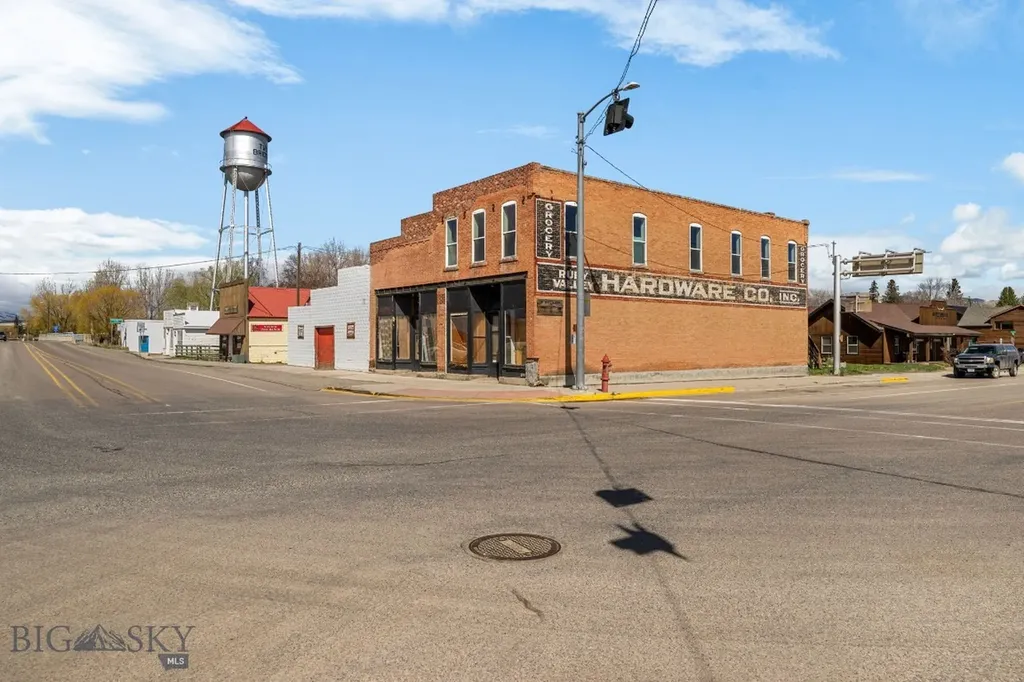 104 W 4th Twin Bridges MT 59754