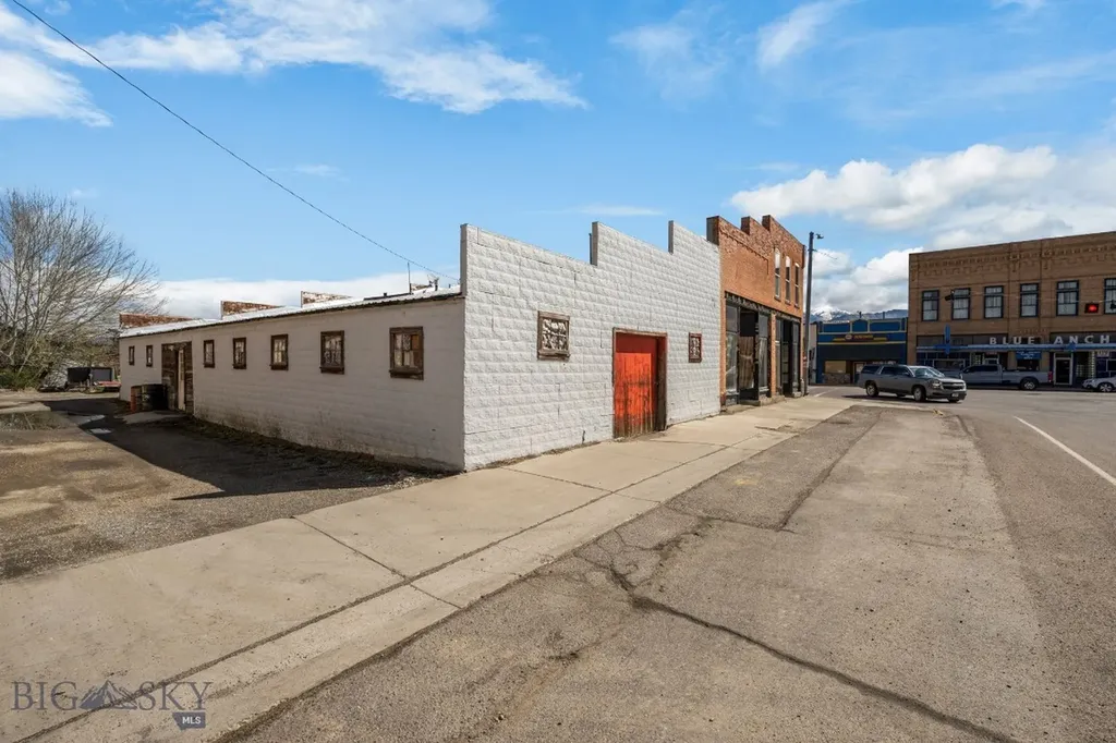104 W 4th Twin Bridges MT 59754