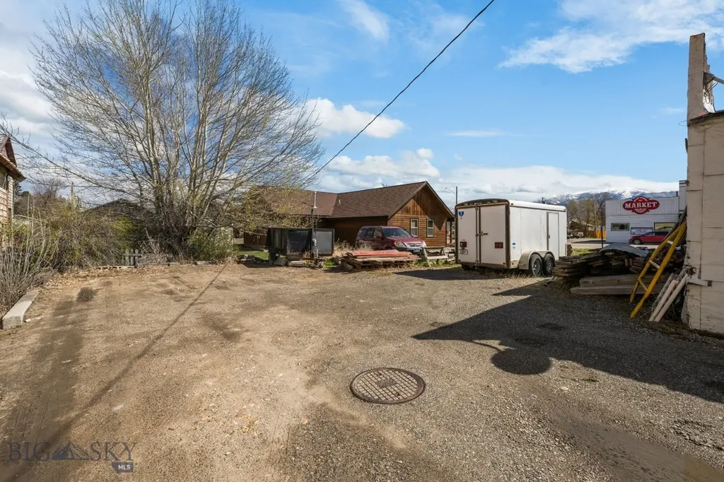 104 W 4th Twin Bridges MT 59754