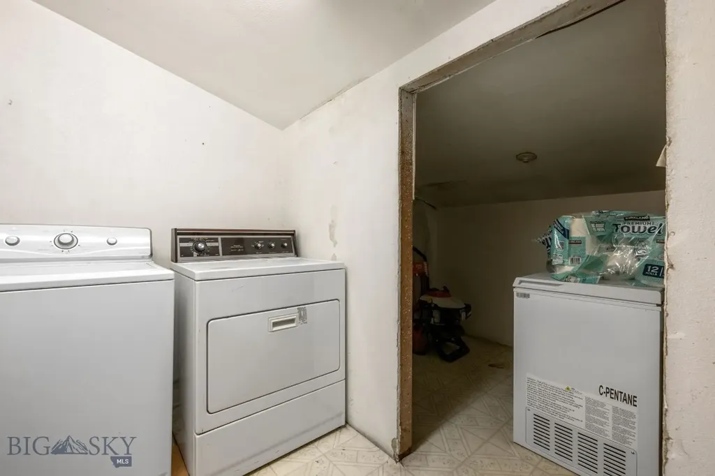 104 W 4th Twin Bridges MT 59754