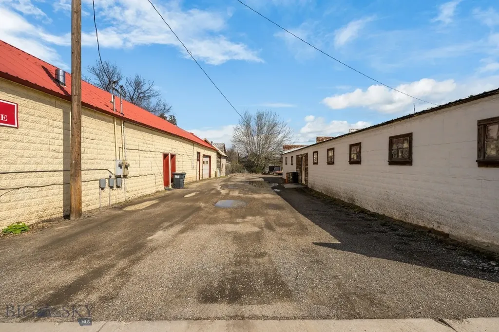 104 W 4th Twin Bridges MT 59754