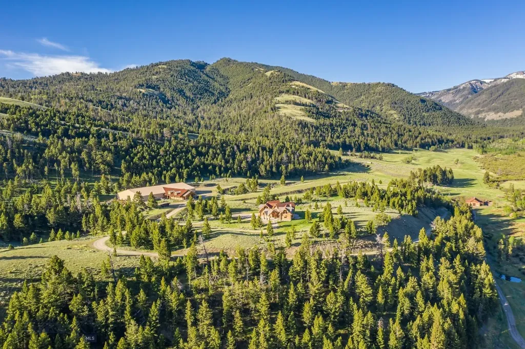 569/571 Cinnabar Basin Road Gardiner MT 59030