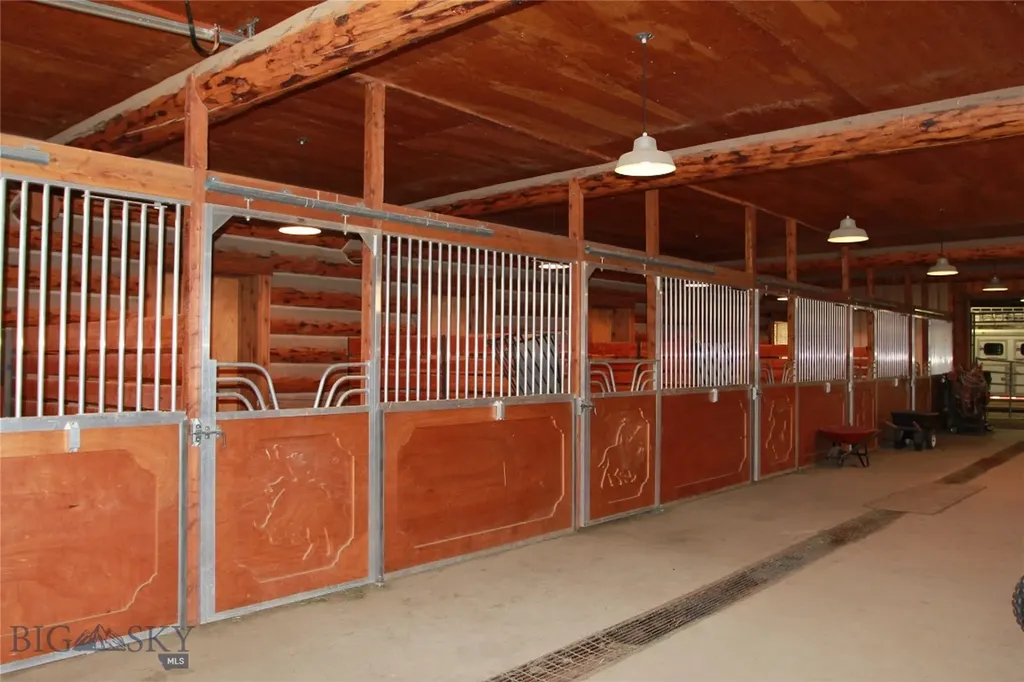 569/571 Cinnabar Basin Road Gardiner MT 59030