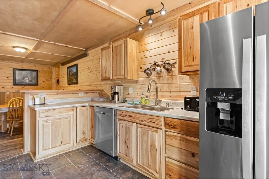 569/571 Cinnabar Basin Road Gardiner MT 59030