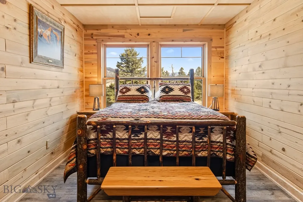 569/571 Cinnabar Basin Road Gardiner MT 59030