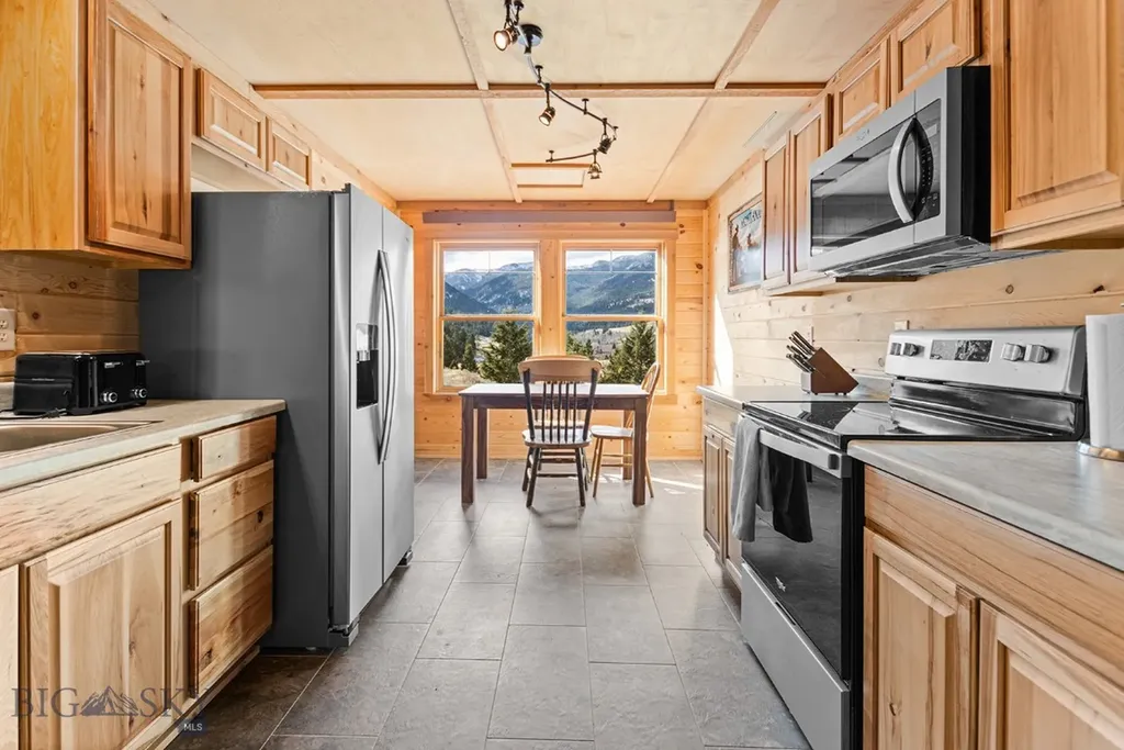 569/571 Cinnabar Basin Road Gardiner MT 59030