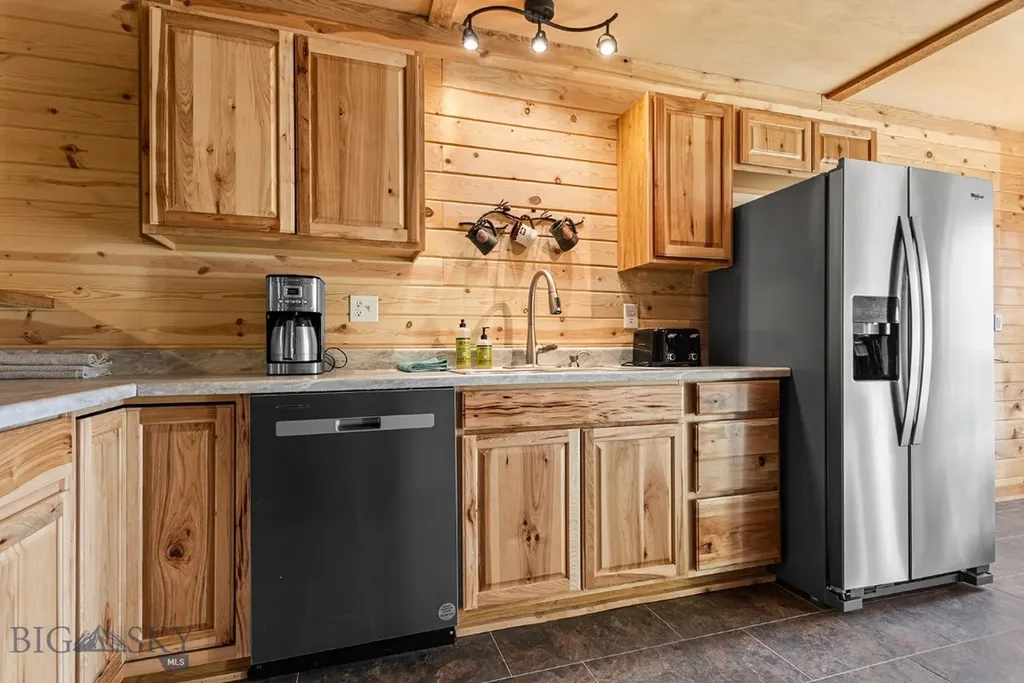 569/571 Cinnabar Basin Road Gardiner MT 59030