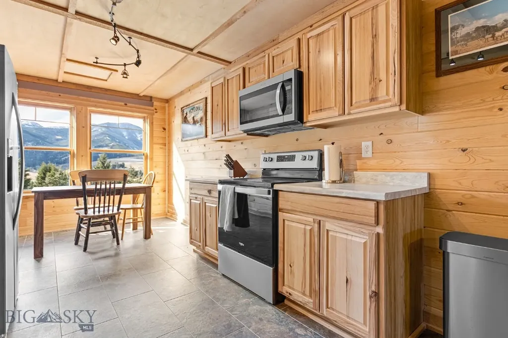 569/571 Cinnabar Basin Road Gardiner MT 59030