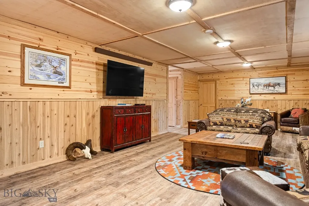 569/571 Cinnabar Basin Road Gardiner MT 59030