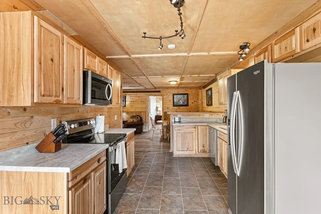 569/571 Cinnabar Basin Road Gardiner MT 59030