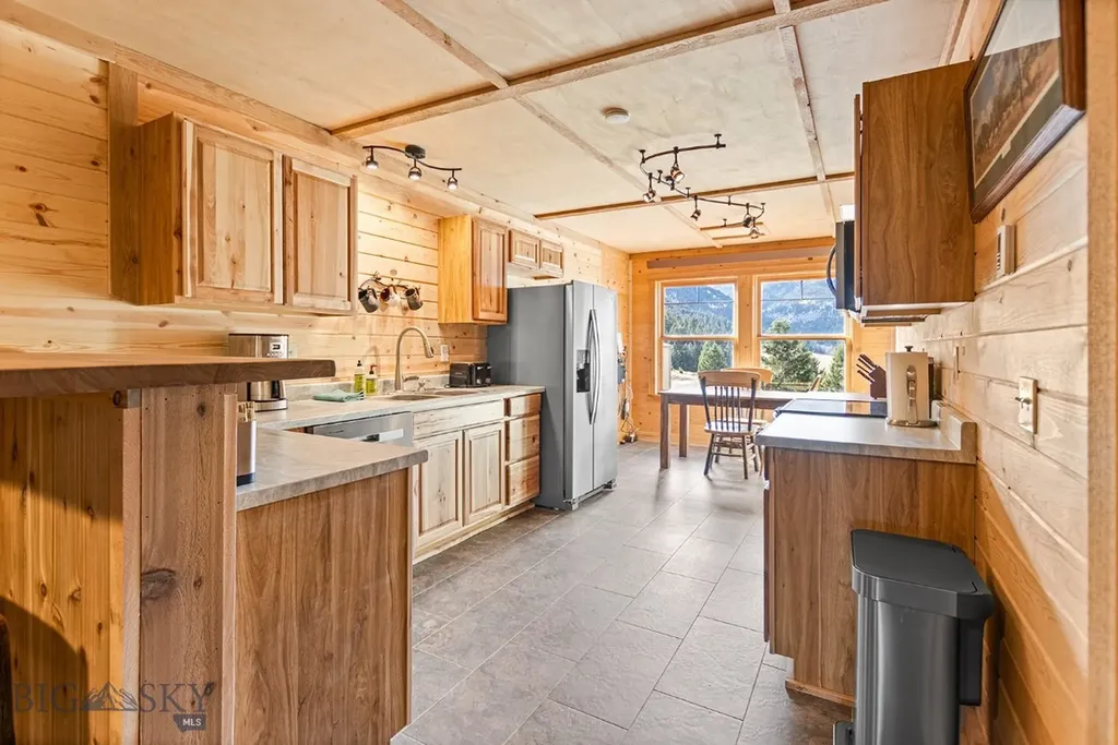 569/571 Cinnabar Basin Road Gardiner MT 59030