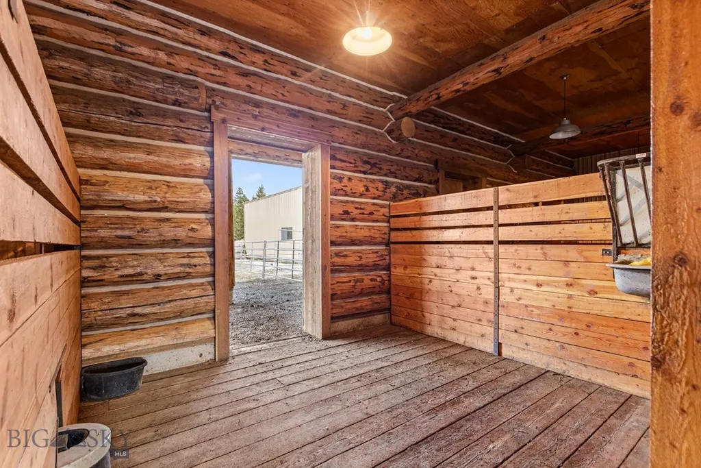 569/571 Cinnabar Basin Road Gardiner MT 59030
