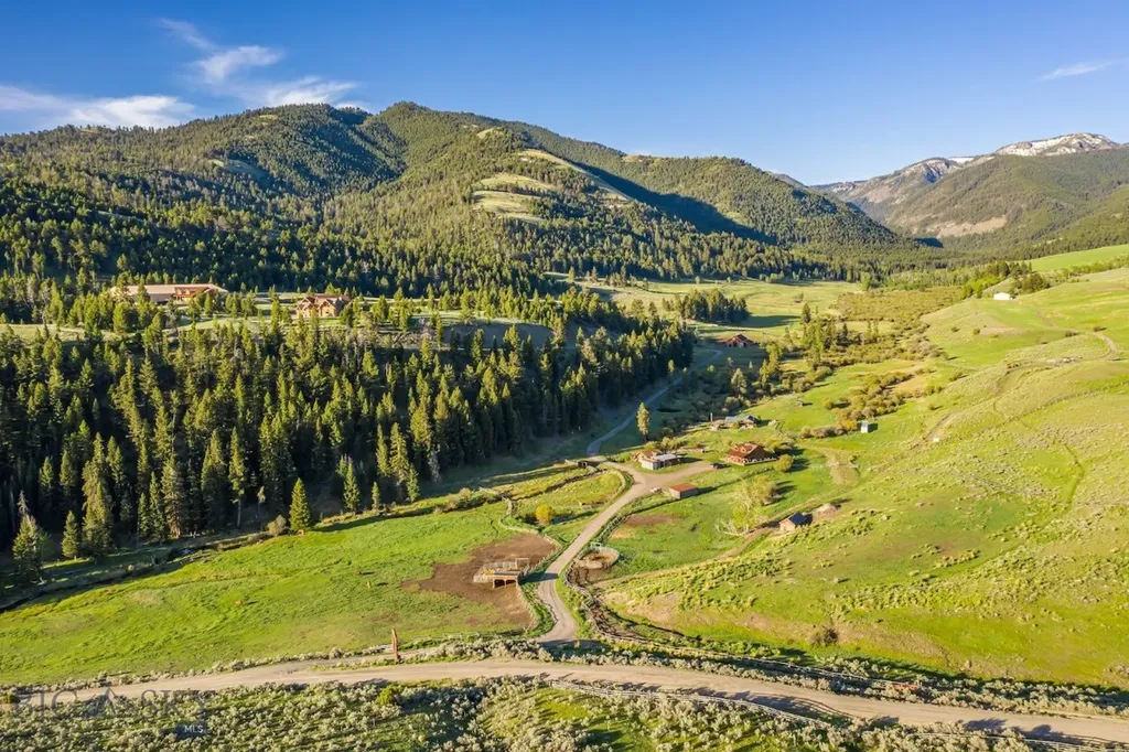 569/571 Cinnabar Basin Road Gardiner MT 59030