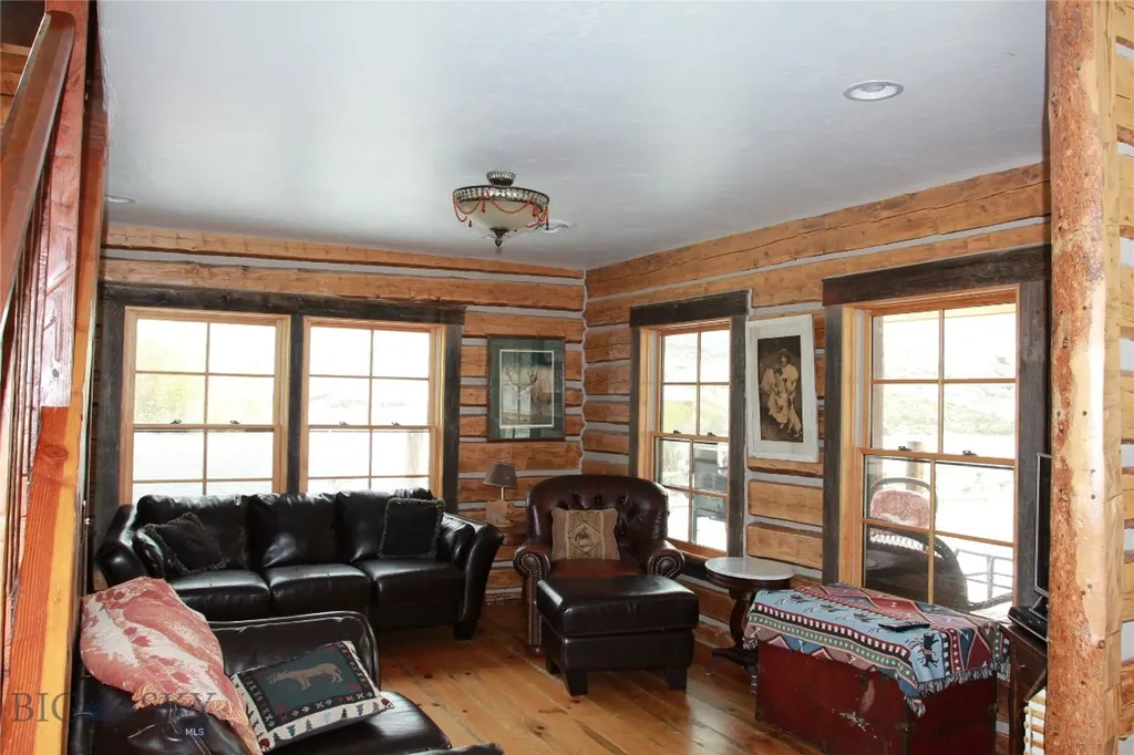 569/571 Cinnabar Basin Road Gardiner MT 59030